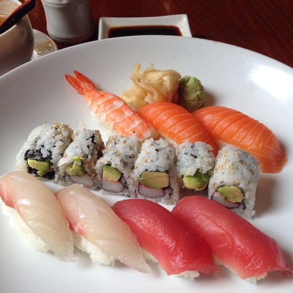 Das Foto wurde bei Fusha Asian Cuisine von Suzanne D. am 10/30/2013 aufgenommen