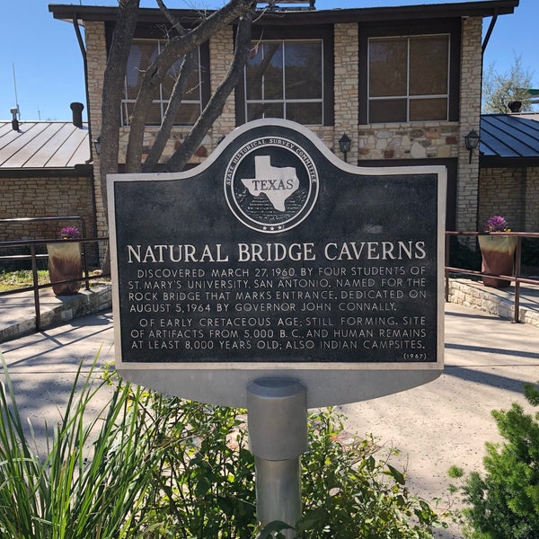 Foto tirada no(a) Natural Bridge Caverns por Suzanne D. em 1/24/2019