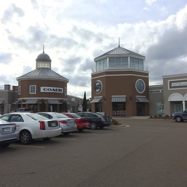 Photo taken at Outlets Of Mississippi by Emeline D. on 12/12/2015