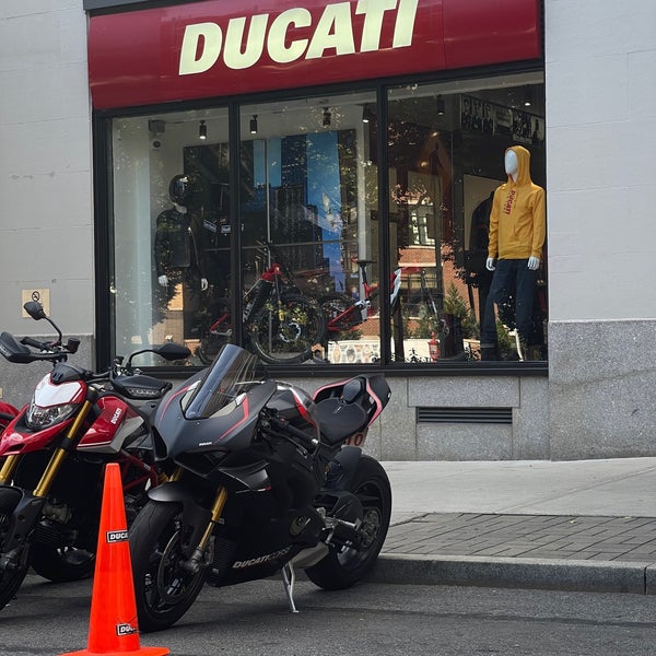 Foto scattata a Ducati Triumph New York da Abdulmalekk 1. il 6/24/2022