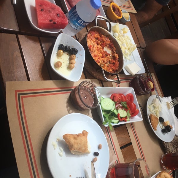 Foto diambil di Balkon Cafe &amp; Kahvaltı oleh Yasemin G. pada 8/29/2019