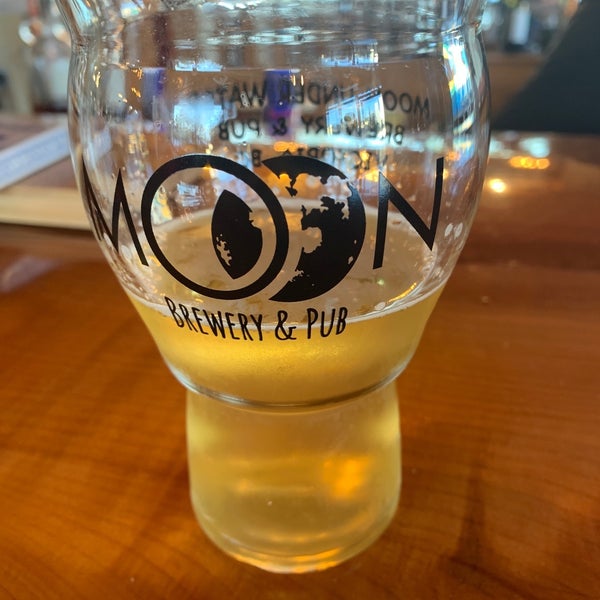 Foto scattata a Moon Under Water Pub &amp; Brewery da Jen T. il 10/20/2019
