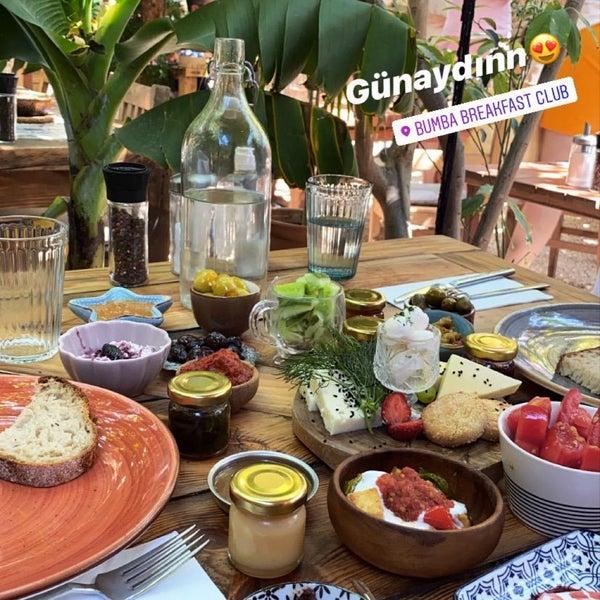 Das Foto wurde bei Bumba Breakfast Club von Cümbüş T. am 8/1/2020 aufgenommen