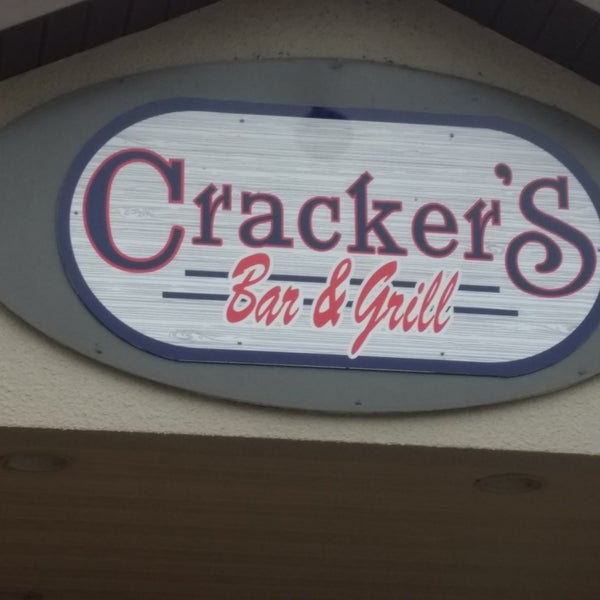 Foto scattata a Cracker&#39;s Bar &amp; Grill da Michelle A G. il 11/4/2019