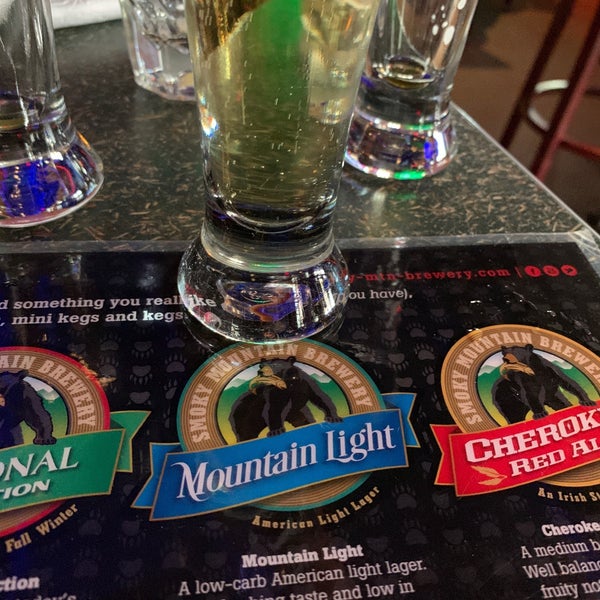 Foto tirada no(a) Smoky Mountain Brewery por Evan B. em 4/1/2019