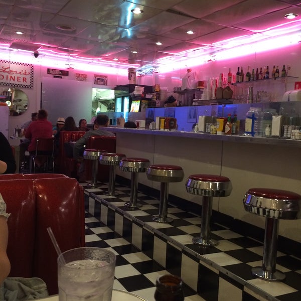Снимок сделан в Lori&#39;s Diner пользователем Loreto Miranda 5/2/2015