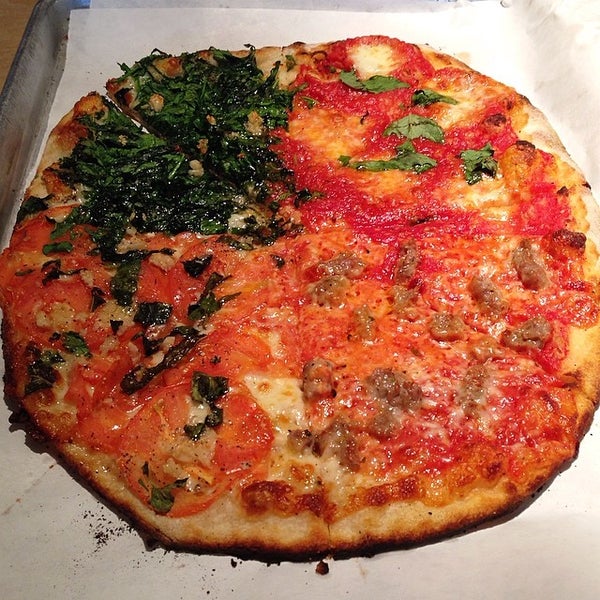 Tomatoes Apizza Pizzería en Farmington