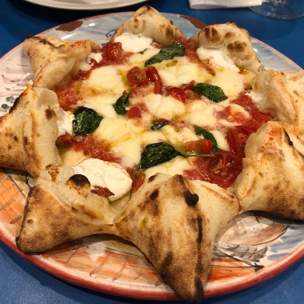Снимок сделан в Pizzeria da peppe Napoli Sta&#39;ca пользователем 山 7/17/2021