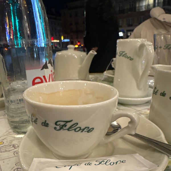 Foto diambil di Café de Flore oleh Khalid pada 2/27/2024