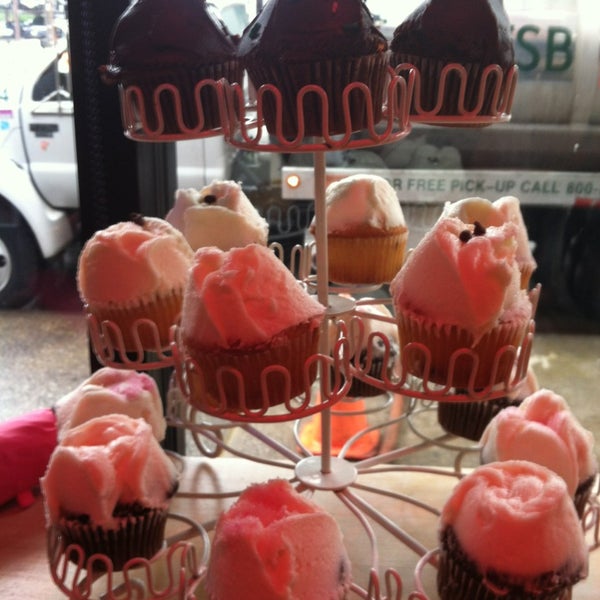 Foto tomada en Burgers &amp; Cupcakes  por Elle C. el 5/28/2013
