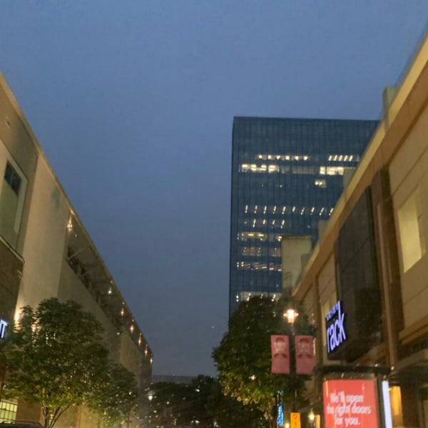 Foto diambil di The Shops at Park Lane oleh Debanhy G. pada 10/30/2019