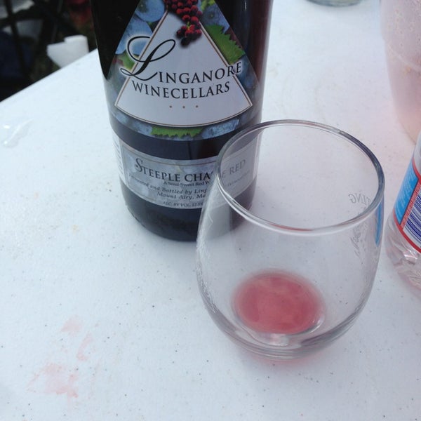 รูปภาพถ่ายที่ Linganore Winecellars โดย Tony M. เมื่อ 5/25/2013