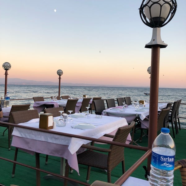 รูปภาพถ่ายที่ SET Beach &amp; Restaurant โดย onur o. เมื่อ 8/11/2019