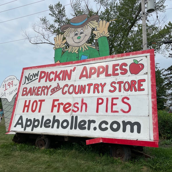 Foto diambil di Apple Holler oleh Jemillex B. pada 9/12/2021