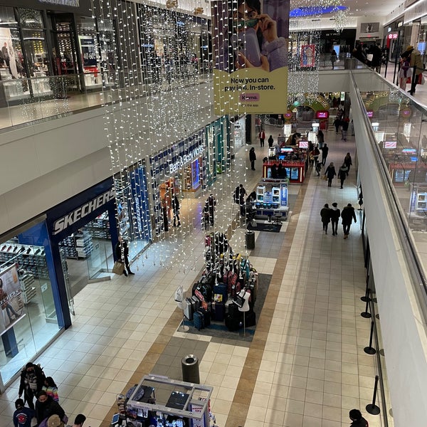 Photo taken at Fashion Outlets of Chicago by Jemillex B. on 12/12/2021
