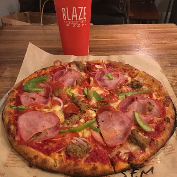 1/23/2016 tarihinde Jemillex B.ziyaretçi tarafından Blaze Pizza'de çekilen fotoğraf