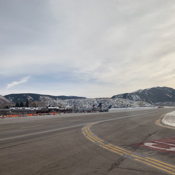 Foto tomada en Aspen/Pitkin County Airport (ASE)  por Jemillex B. el 12/23/2019