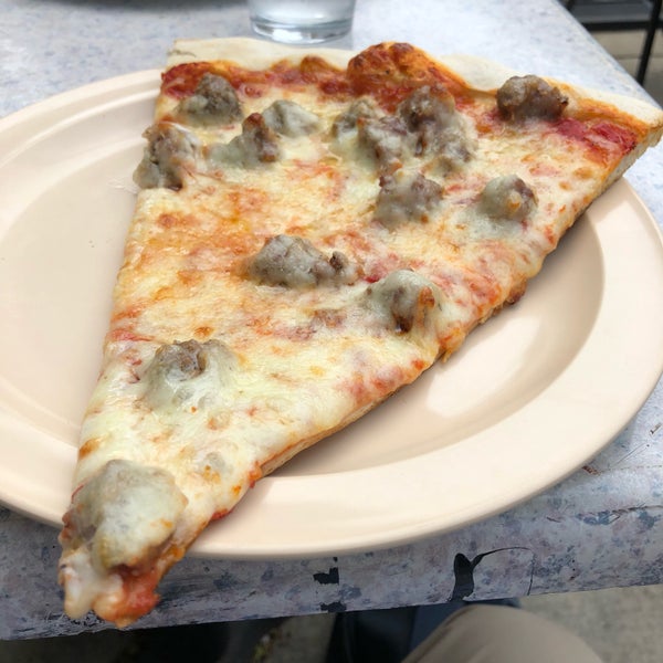 Снимок сделан в Renaldi&#39;s Pizza пользователем Jemillex B. 5/9/2018