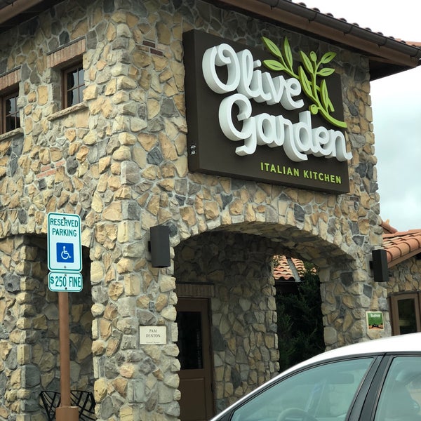 Foto diambil di Olive Garden oleh Jemillex B. pada 9/18/2018