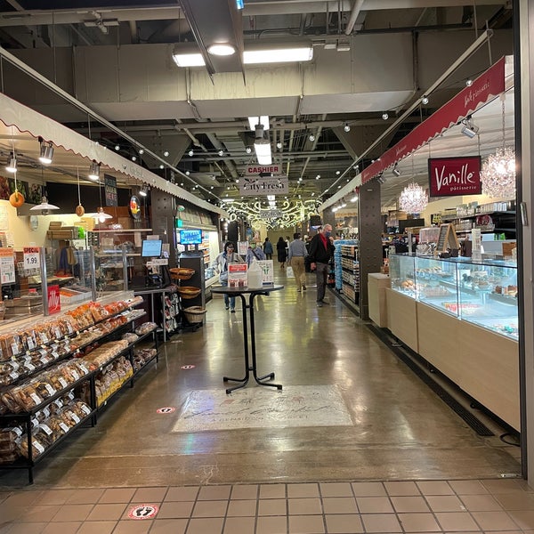รูปภาพถ่ายที่ Chicago French Market โดย Jemillex B. เมื่อ 10/4/2021