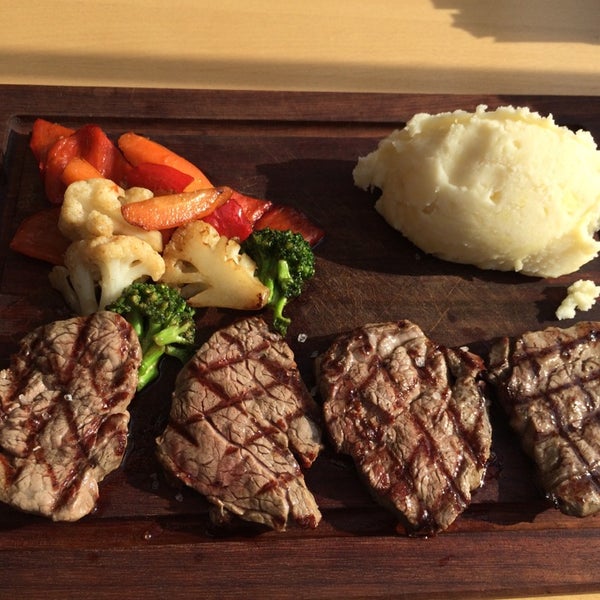 รูปภาพถ่ายที่ Istan&#39;bull Steakhouse โดย Tahsin #. เมื่อ 5/2/2014