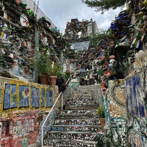 Foto diambil di Philadelphia&#39;s Magic Gardens oleh Eric T. pada 9/12/2022