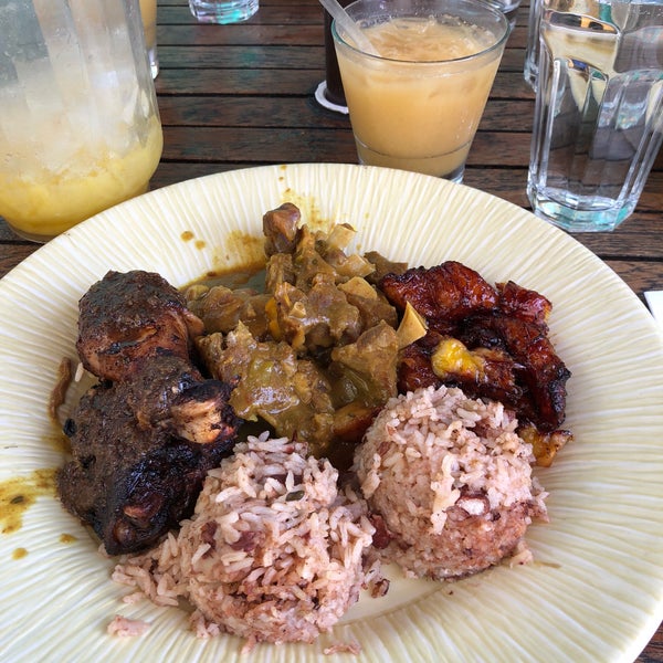 5/13/2018 tarihinde Eric T.ziyaretçi tarafından Coconuts Caribbean Restaurant &amp; Bar'de çekilen fotoğraf