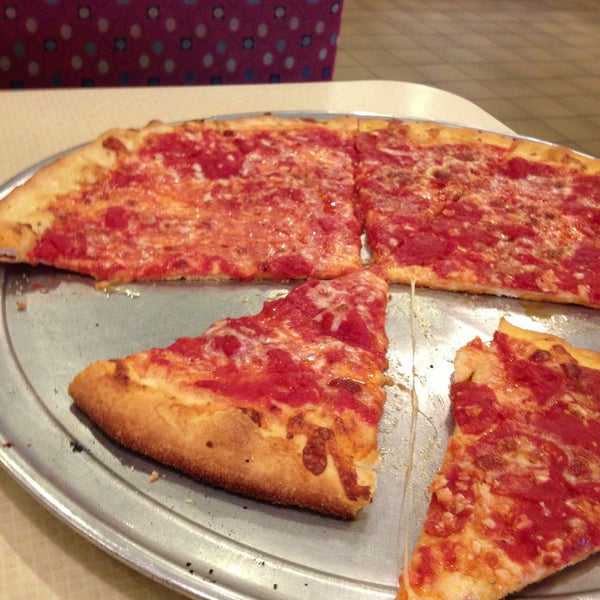 Снимок сделан в DeLorenzo&#39;s Pizza пользователем Ralph A. 5/11/2013