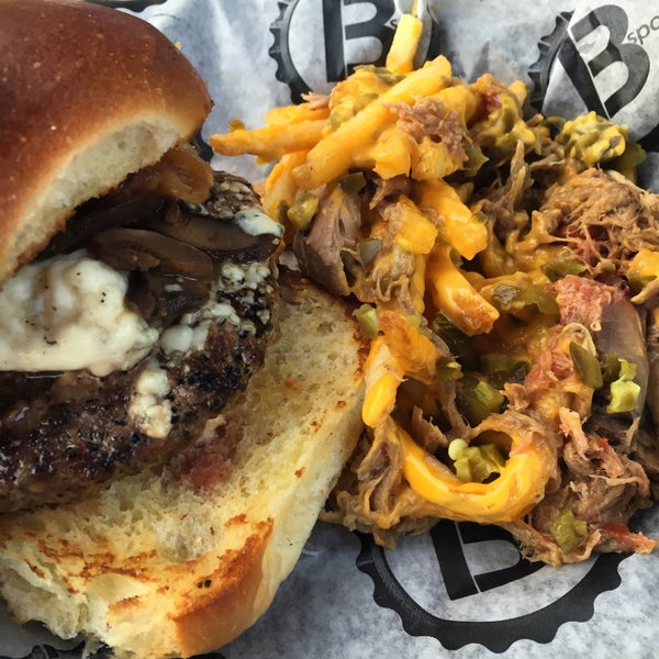 Foto tirada no(a) B Spot Burgers por Dallas M. em 10/6/2015