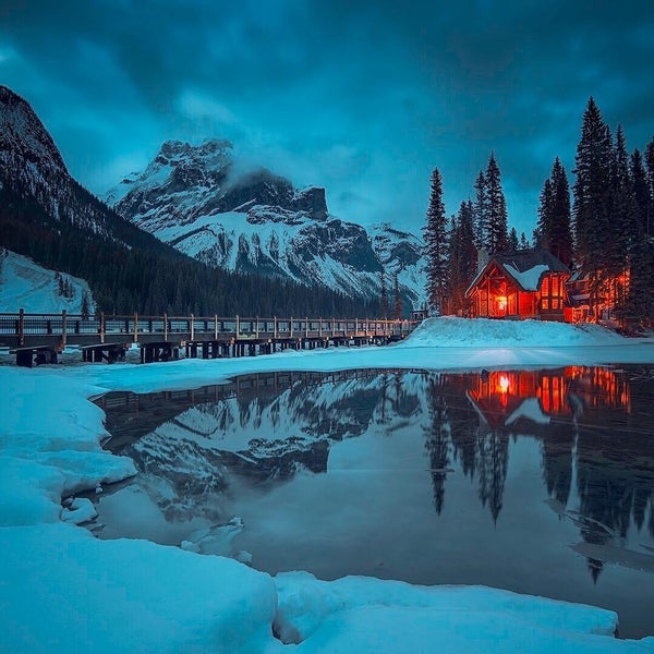 Отель Moraine Lake Lodge