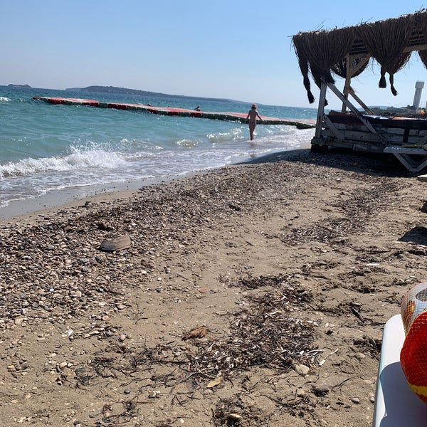 Das Foto wurde bei Aren Beach Club von Uğur Ş. am 7/31/2022 aufgenommen