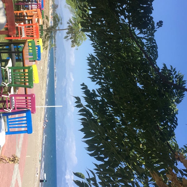 รูปภาพถ่ายที่ Sever Cafe Beach Park โดย YÜKSELL . เมื่อ 7/1/2018