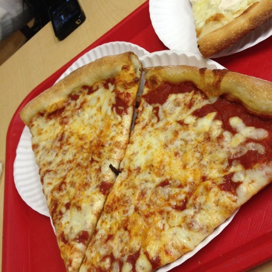 10/7/2012にJoe N.がRay&#39;s Famous Original Pizzaで撮った写真