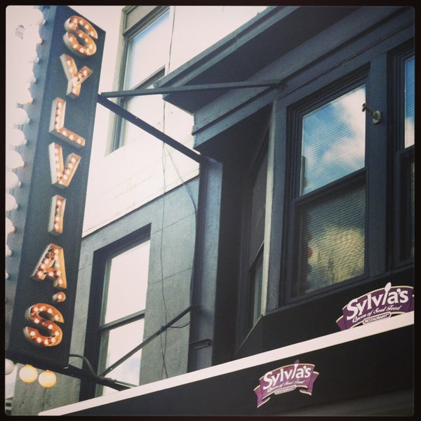 รูปภาพถ่ายที่ Sylvia&#39;s Restaurant โดย Charmil D. เมื่อ 4/14/2013