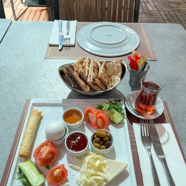 Foto scattata a Deniz Restaurant &amp; Cafe da Mamdouh il 2/19/2023