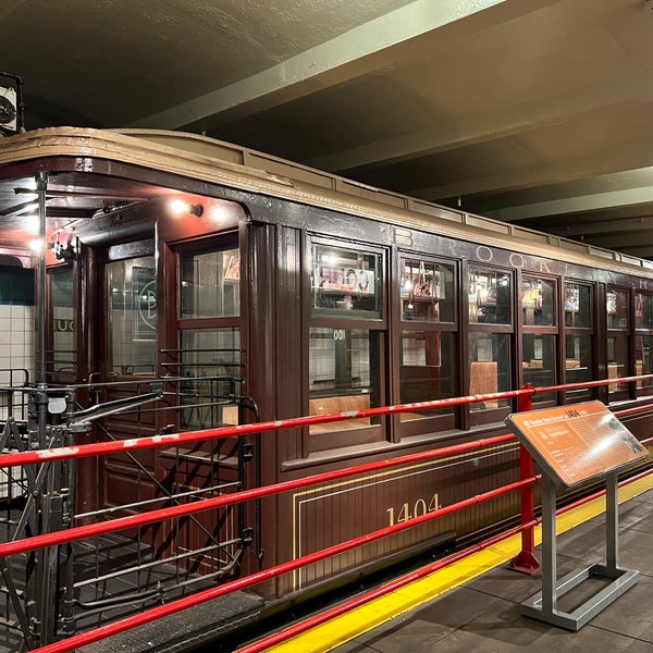รูปภาพถ่ายที่ New York Transit Museum โดย Raj เมื่อ 10/30/2022