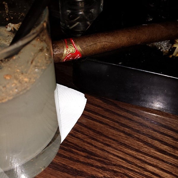 3/1/2014にDavid R.がMerchants Cigar Barで撮った写真