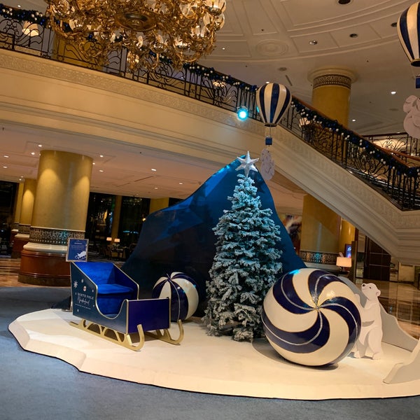 Foto scattata a Lobby Lounge at Makati Shangri-La da F il 12/25/2019