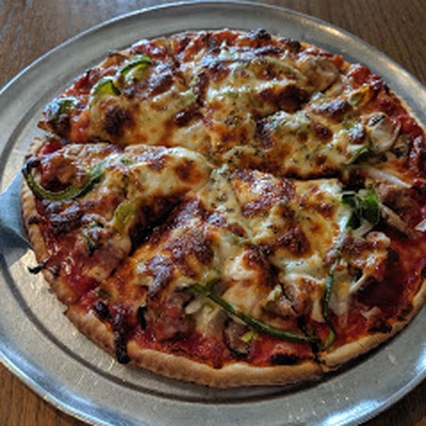 รูปภาพถ่ายที่ D&#39;Agostino&#39;s Pizza and Pub River West โดย user201954 u. เมื่อ 12/24/2019