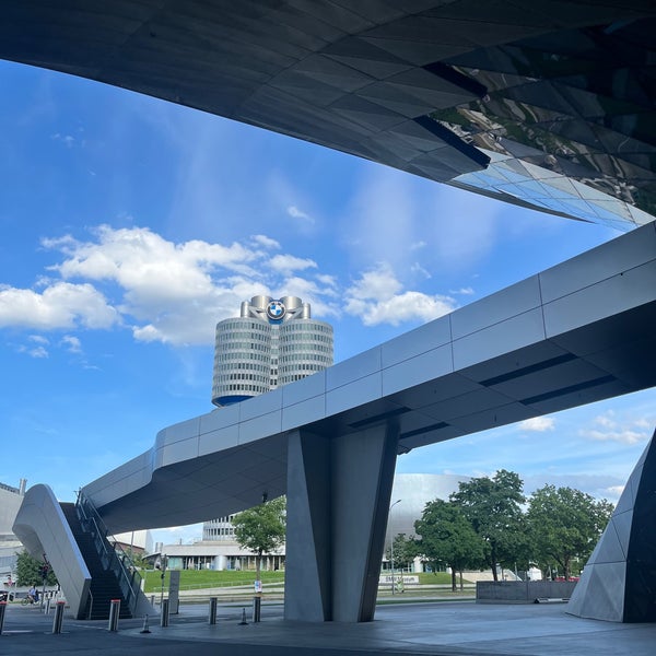 รูปภาพถ่ายที่ BMW Welt โดย R เมื่อ 7/20/2023