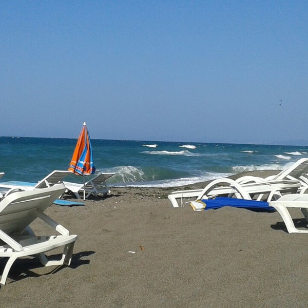 Foto diambil di Çapa Beach &amp; Cafe oleh İhsan E. pada 8/20/2013