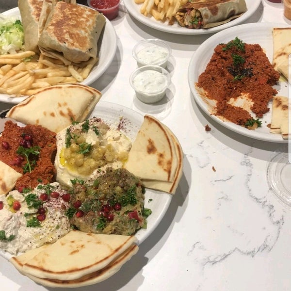 4/17/2019 tarihinde Abdul⚖ .ziyaretçi tarafından Simsim Outstanding Shawarma'de çekilen fotoğraf