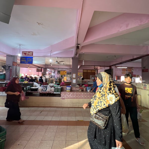 Photo taken at Pasar Besar Siti Khadijah by Azri S. on 8/8/2022
