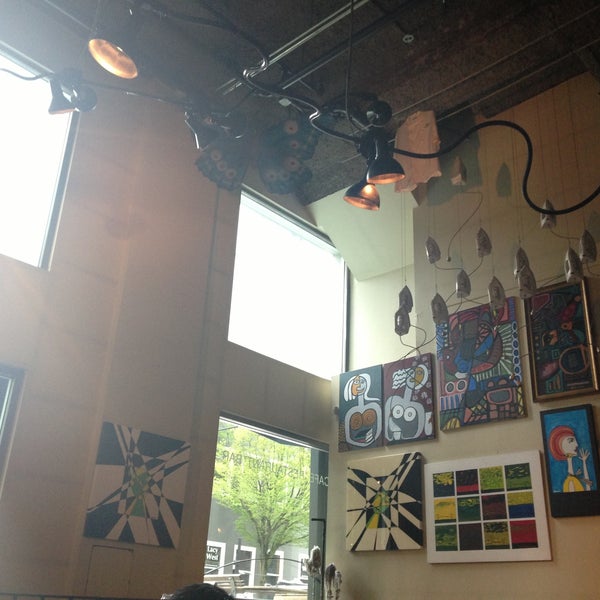4/21/2013에 Cora Y.님이 Subeez Cafe Restaurant Bar에서 찍은 사진