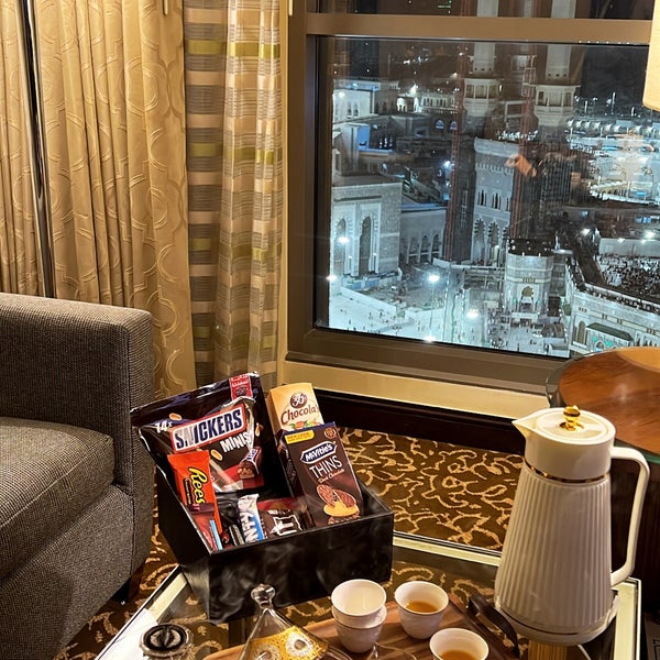 Foto diambil di Hilton Suites Makkah oleh Abdullah A. pada 2/27/2024
