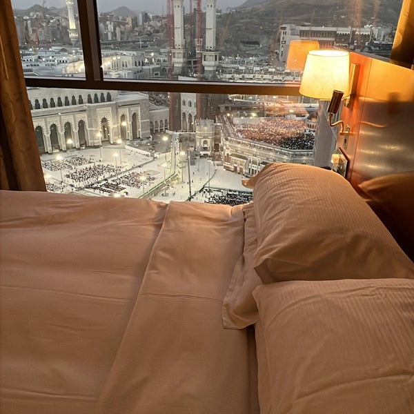 Foto diambil di Hilton Suites Makkah oleh Abdullah A. pada 3/3/2024