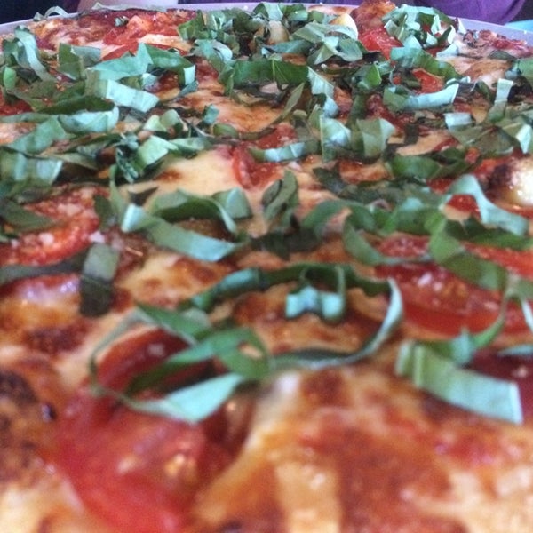 4/3/2014にAndy W.がBlue Line Pizzaで撮った写真