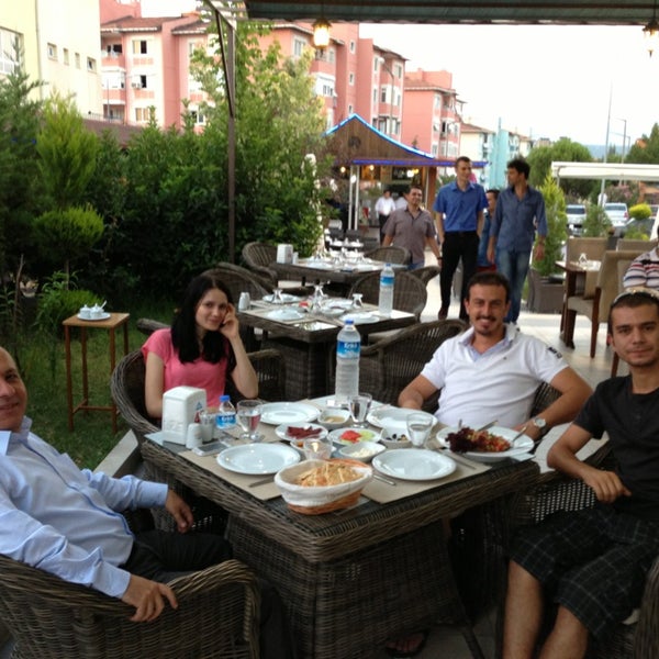 Das Foto wurde bei Tepe Tesisleri Cafe Restaurant Kır Düğün Salonu von Engin K. am 7/11/2013 aufgenommen
