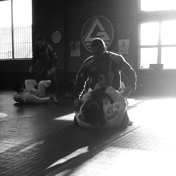 12/7/2013 tarihinde bruno f.ziyaretçi tarafından Gracie Barra Brazilian Jiu-Jitsu'de çekilen fotoğraf