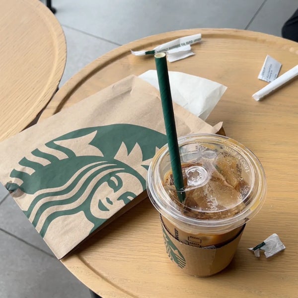 Photo prise au Starbucks par 🐚 le11/20/2023